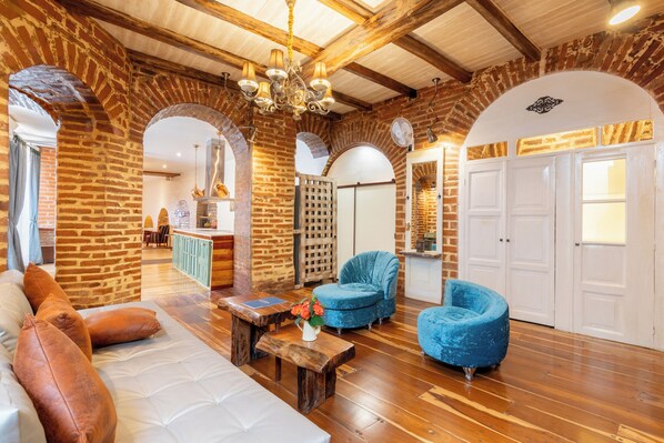 Loftsrom – design, 1 soverom, peis, bakgårdsutsikt | Oppholdsområde | En 48-tommers Flatskjerm-TV med Parabol-TV samt TV og Netflix