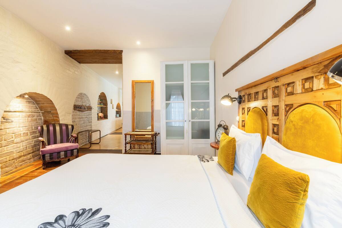 Design Loft, 1 Bedroom, Fireplace, Courtyard View | Egyptian cotton sheets, premium bedding, pillowtop beds, minibar