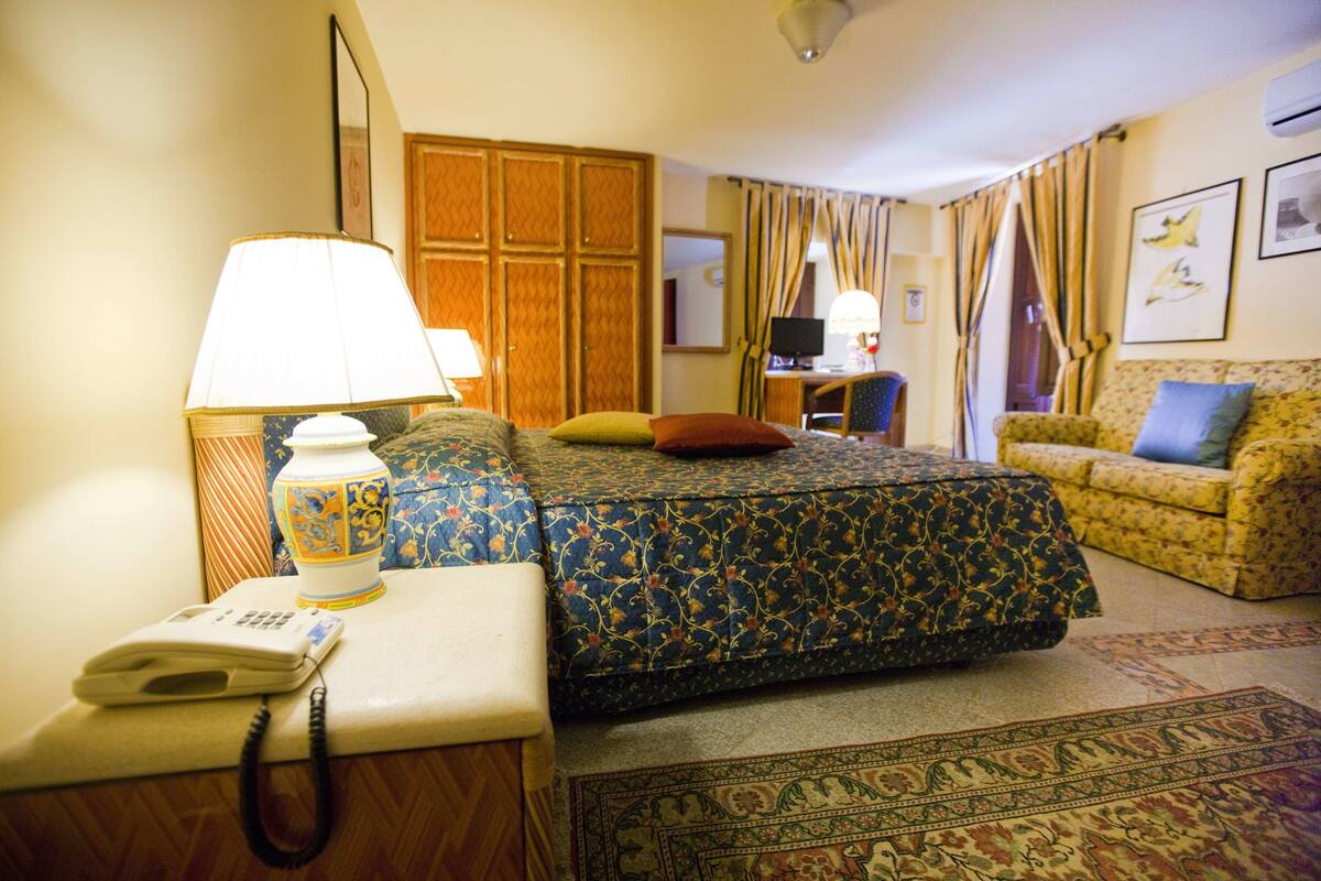 deluxe room, 1 double bed | premium bedding, in-room safe, desk, soundproofing