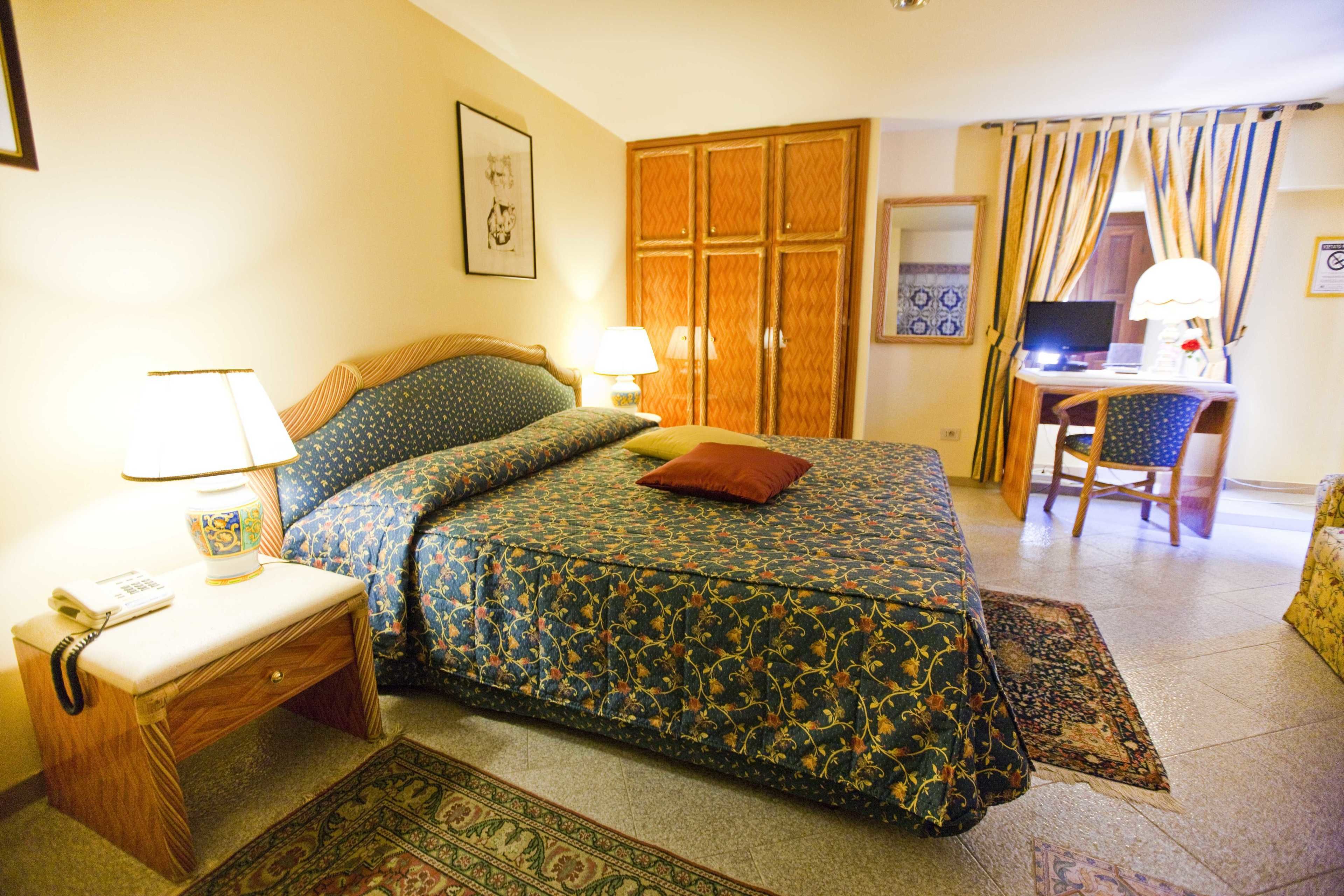 deluxe room, 1 double bed | premium bedding, in-room safe, desk, soundproofing