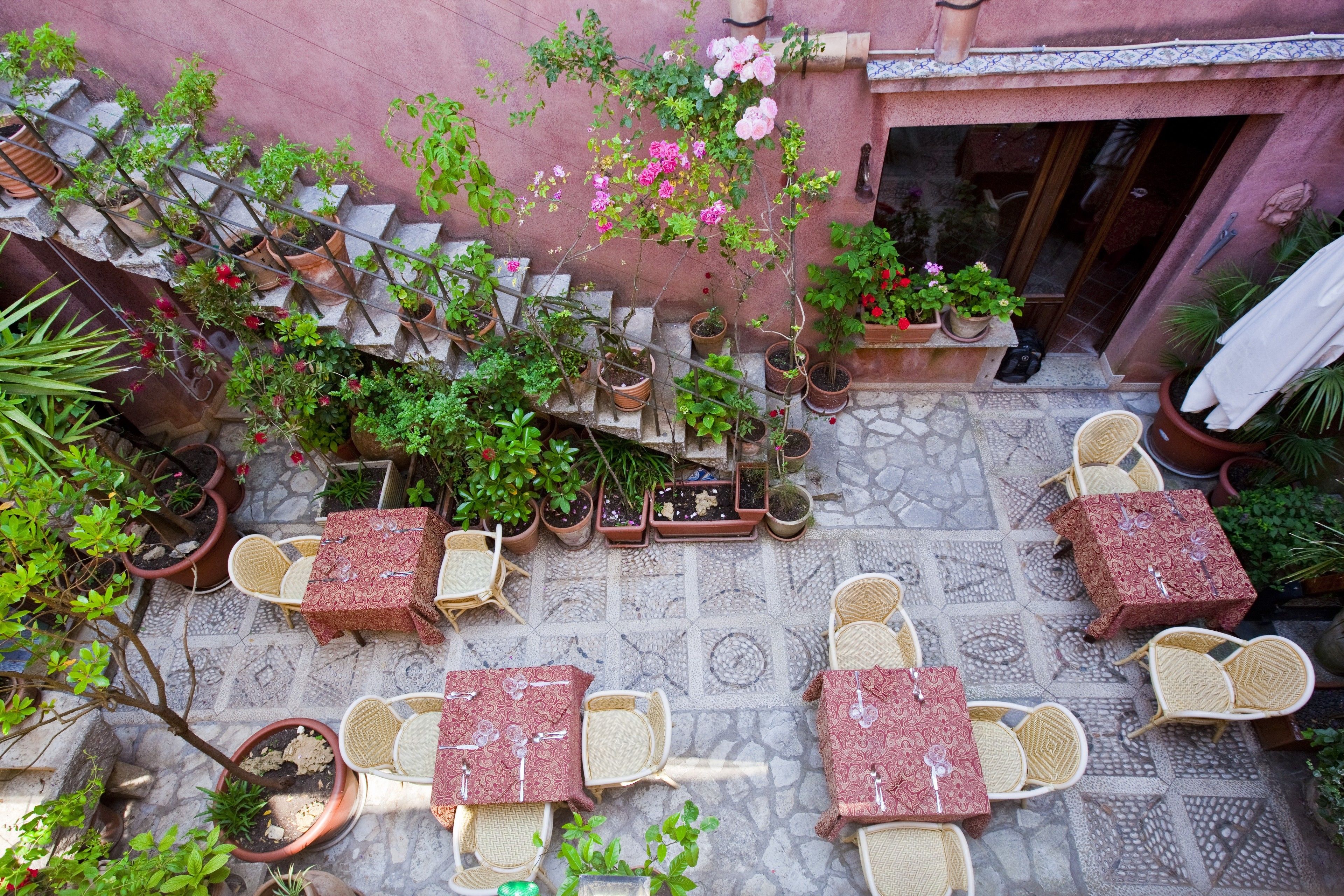 تناول الطعام بالخارج