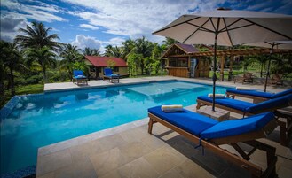Una piscina al aire libre