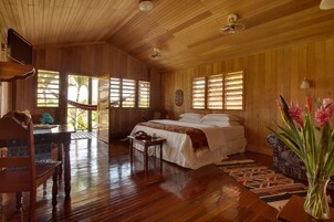 Caja de seguridad en la habitación y tabla de planchar con plancha 
