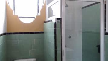 Regadera y papel de baño