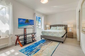 極品開放式套房, 1 張加大雙人床 | 客房內保險箱、書桌、隔音、熨斗/熨衣板