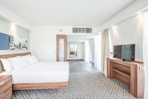 Ropa de cama de alta calidad y caja de seguridad en la habitación