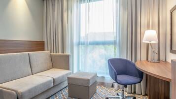 Quarto família, 1 cama Queen | Roupas de cama premium, cofres nos quartos, escrivaninha