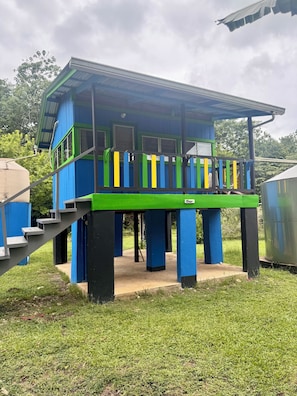 Coco Cabana - Private Ensuite Bathroom & Outdoor Rainwater Shower | Laptop workspace, free WiFi, bed sheets - Lower Dover Jungle Lodge & Maya Ruins - Hostel (Unitedville)