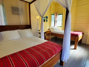 Cherry Cabana - Private Bathroom & Jungle Views | 笔记本电脑工作区、免费 WiFi、床单