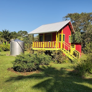 Cherry Cabana - Private Bathroom & Jungle Views | Laptop workspace, free WiFi, bed sheets - Lower Dover Jungle Lodge & Maya Ruins - Hostel (Unitedville)