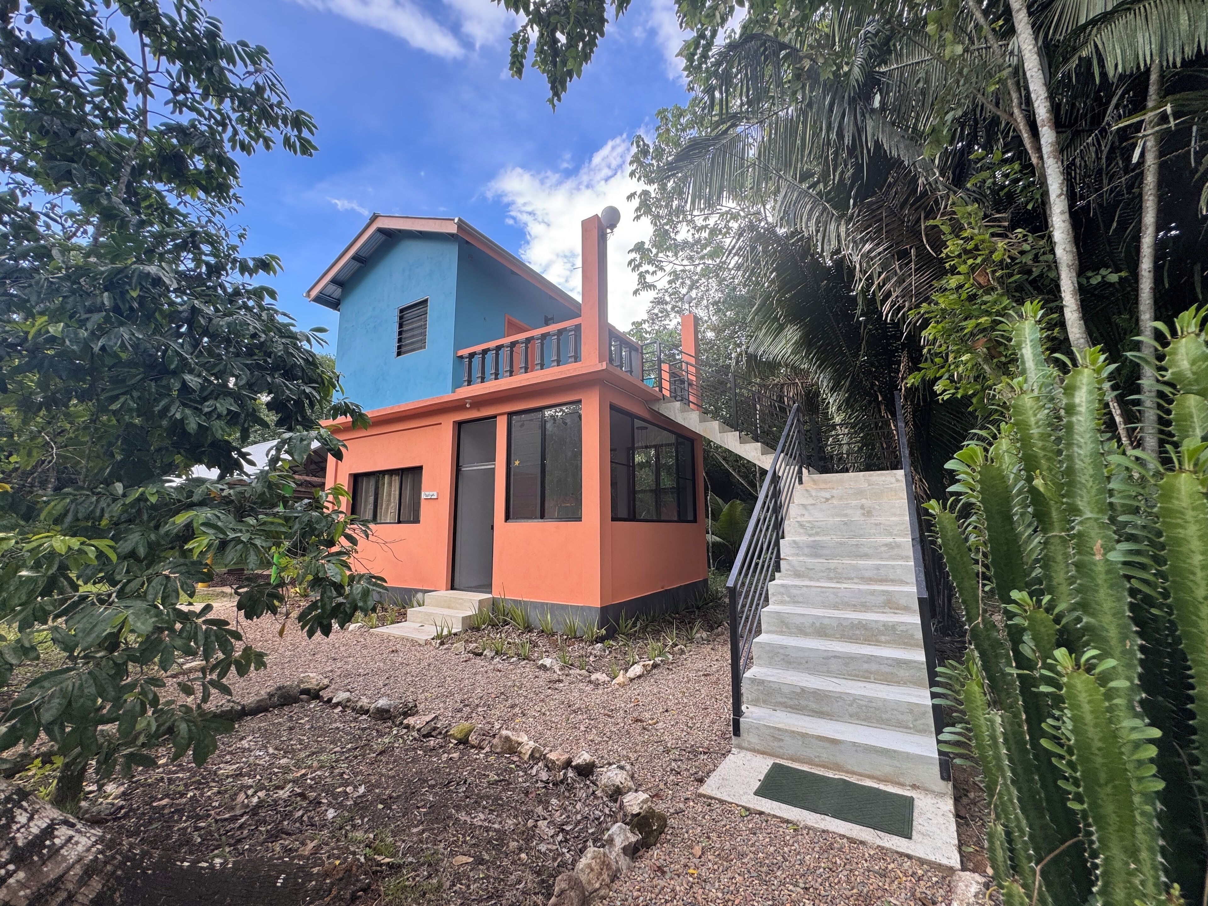 Papaya Jungle House - Queen Bed, Tree Top Terrace | Espacio para trabajar con un portátil, wifi gratis, ropa de cama