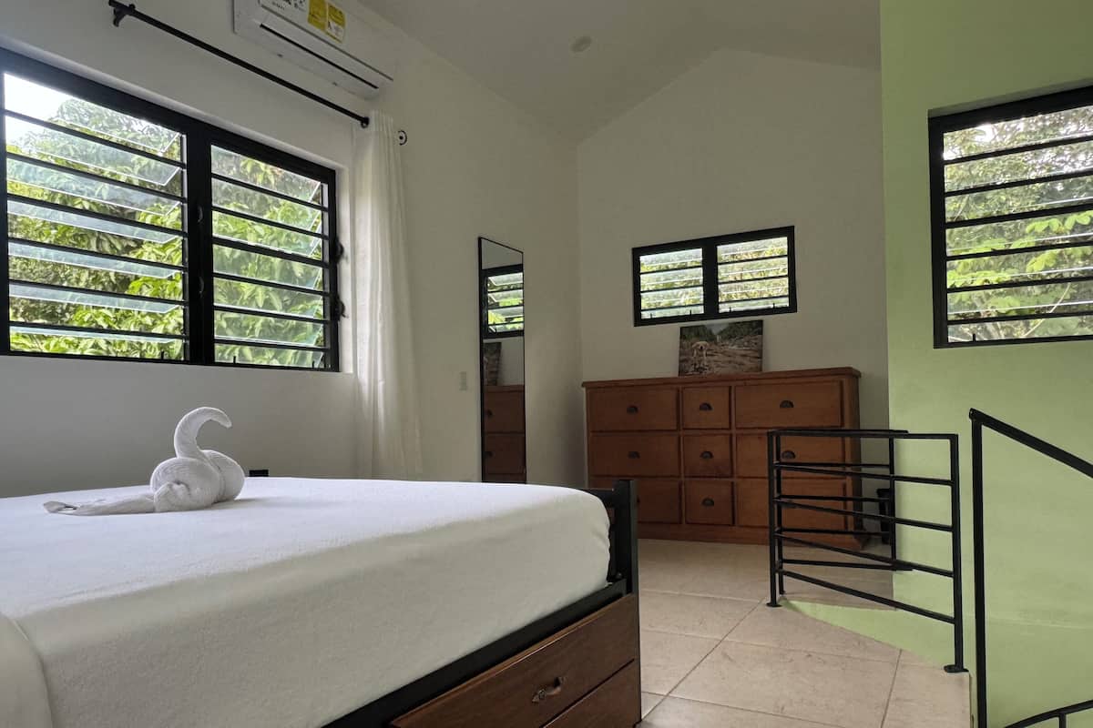 Papaya Jungle House - Queen Bed, Tree Top Terrace | Laptop workspace, free WiFi, bed sheets