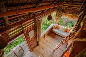 Caja de seguridad en la habitación, escritorio y ropa de cama