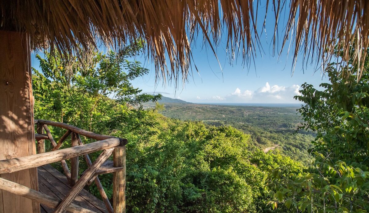 The Casitas | 客房内保险箱、办公桌、床单