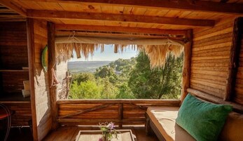 The Palapas - think romance, think "Glamorous Camping" | 客房内保险箱、办公桌、床单