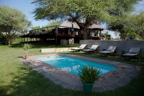 Una piscina al aire libre