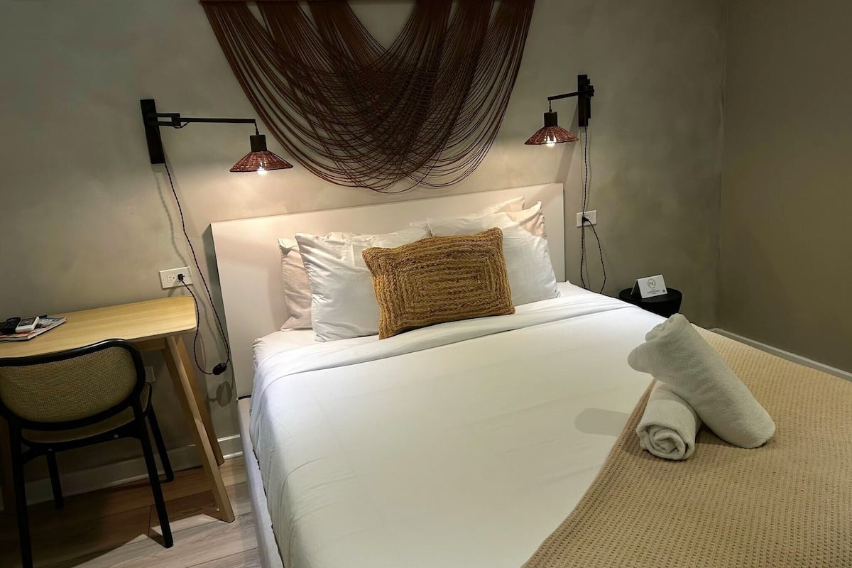 Standard Room, 1 Queen Bed