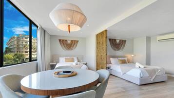 Quarto superluxo, 2 camas Queen, cozinha americana | Vista do quarto