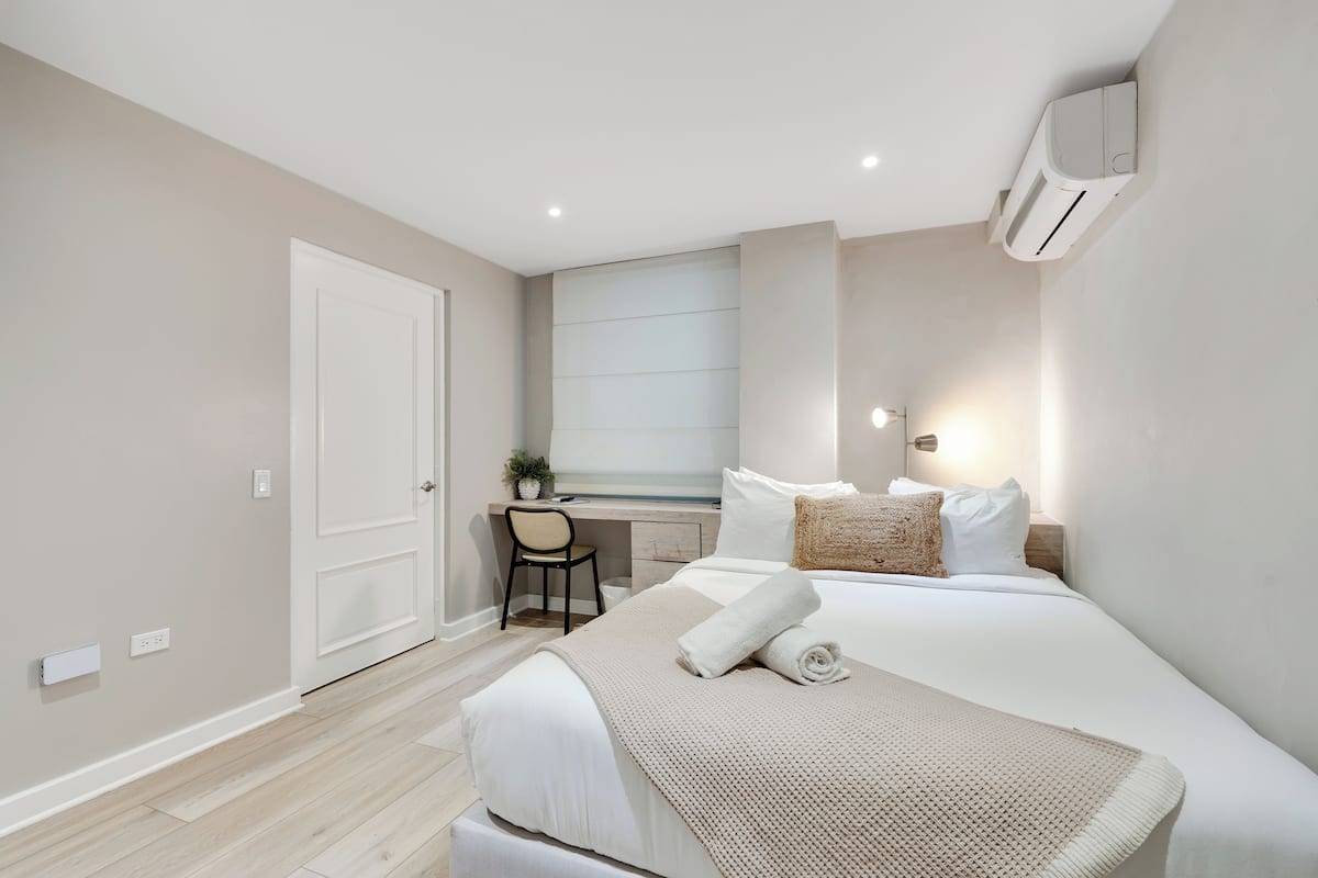 Ropa de cama de alta calidad, escritorio y sistema de insonorización