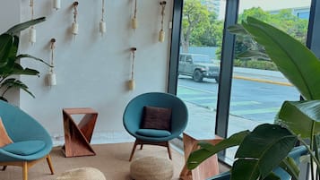 Área de estar no saguão