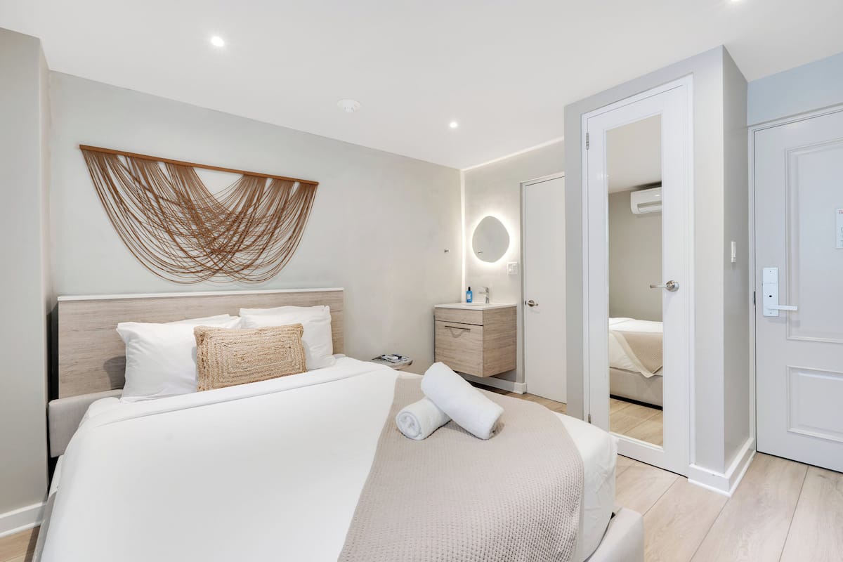 Sängtillbehör av högsta kvalitet, skrivbord och ljudisolering