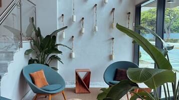 Área de estar no saguão