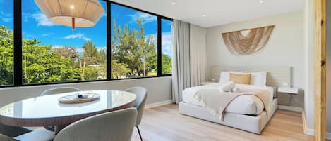 Habitación de lujo, 2 camas Queen size, cocineta | Ropa de cama de alta calidad, escritorio y insonorización