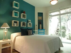 Minibar, muebles diferentes y escritorio