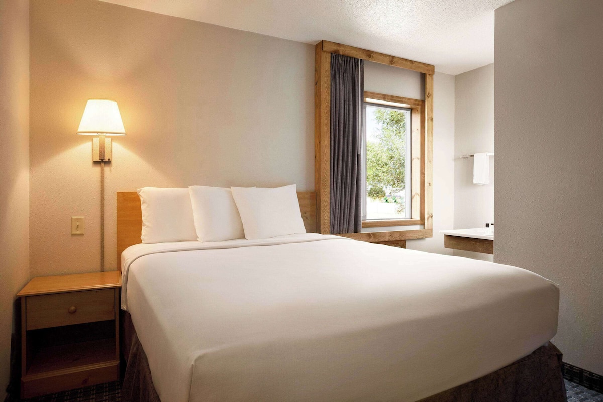 Escritorio, cunas gratuitas, wifi gratis y ropa de cama
