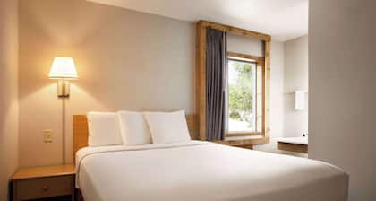 Travelodge by Wyndham Edgemont