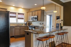 Maison | Cuisine privée | Réfrigérateur, four à micro-ondes, cafetière-théière, grille-pain