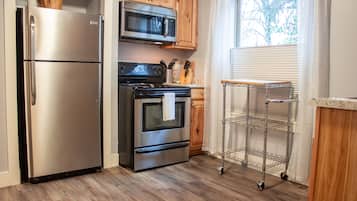 Executive-Apartment, 1 King-Bett, Küche | Eigene Küche | Kühlschrank, Mikrowelle, Wasserkocher mit Kaffee-/Teezubehör, Toaster