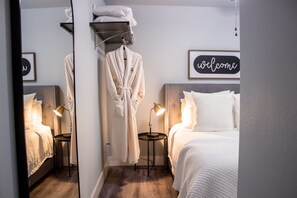 Suite classique | 1 chambre, literie de qualité, décor unique, ameublement unique