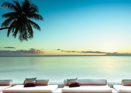 Sundeck. Moorea Beach Lodge