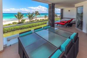 Apartamento de lujo, 3 habitaciones, vistas al mar, frente a la playa | Vistas desde la habitación