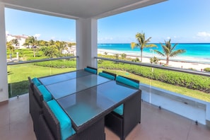 Apartamento de lujo, 3 habitaciones, vistas al mar, frente a la playa | Terraza o patio