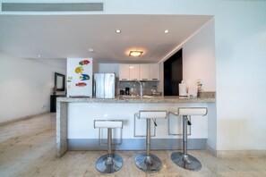 Luxury Condo, 2 Bedrooms, Pool Access, Beachfront | Private kitchen
