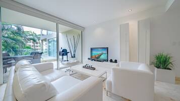 Condo de lujo, 2 habitaciones, acceso a la alberca, frente al mar | Sala de estar | Televisión de pantalla plana