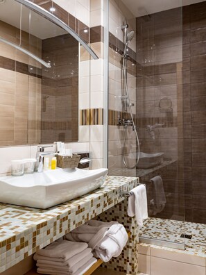 Quarto standard | Banheiro | Chuveiro, produtos de toalete grátis, secador de cabelo, chinelos