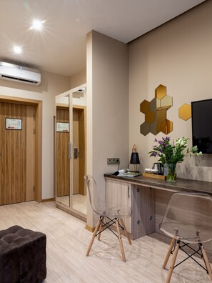 Habitación estándar | Ropa de cama de alta calidad y minibar