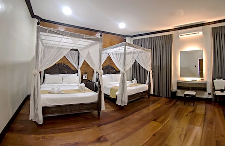 Ancestral Suite | In-room safe, desk, free WiFi, bed sheets. Vigan Plaza Hotel