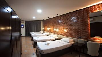 Coffres-forts dans les chambres, bureau, Wi-Fi gratuit, draps fournis