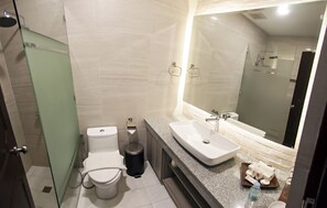 Ancestral Suite | In-room safe, desk, free WiFi, bed sheets - Vigan Plaza Hotel (Vigan)