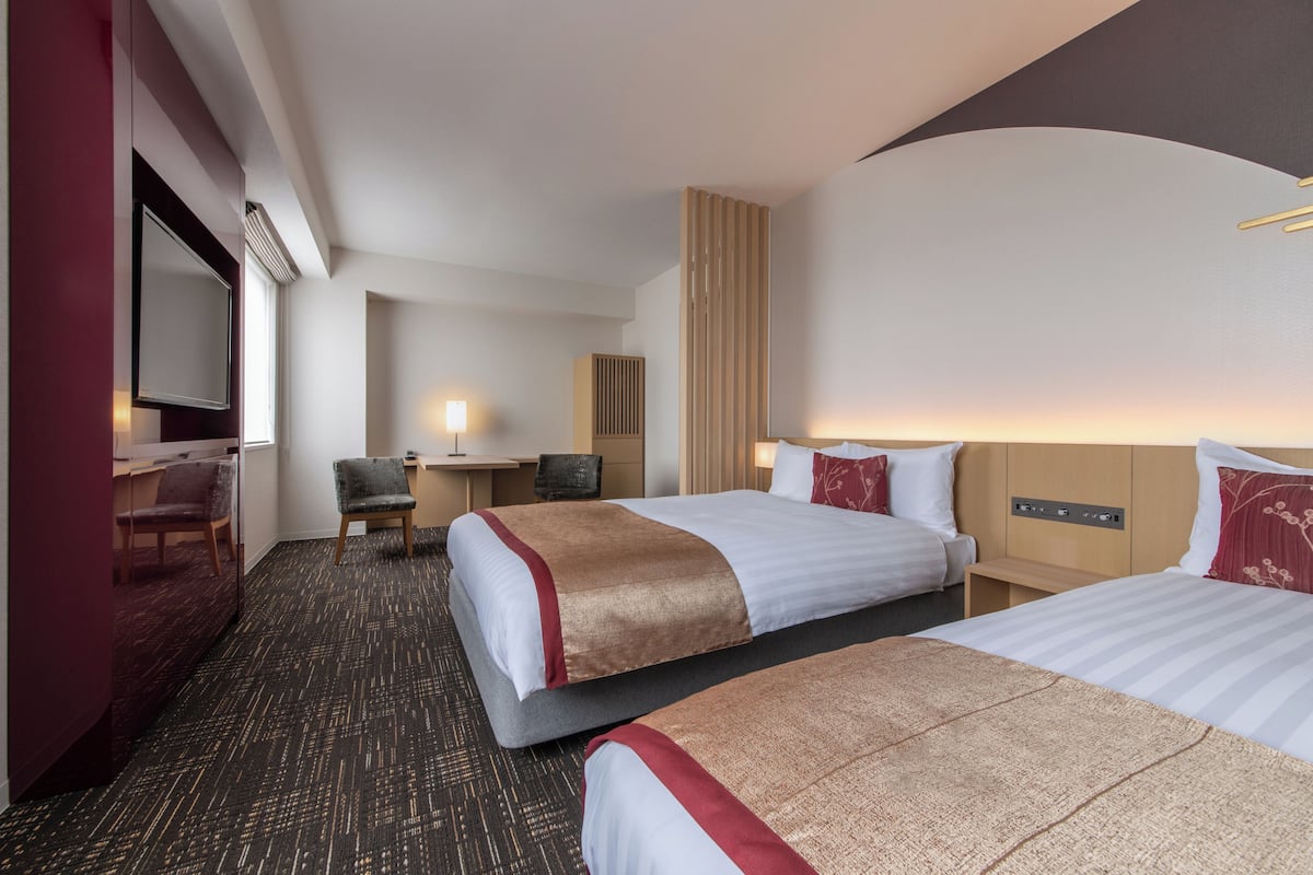 Deluxe Twin kamer (for 1-2 people) | Een minibar, een kluis op de kamer, verduisterende gordijnen