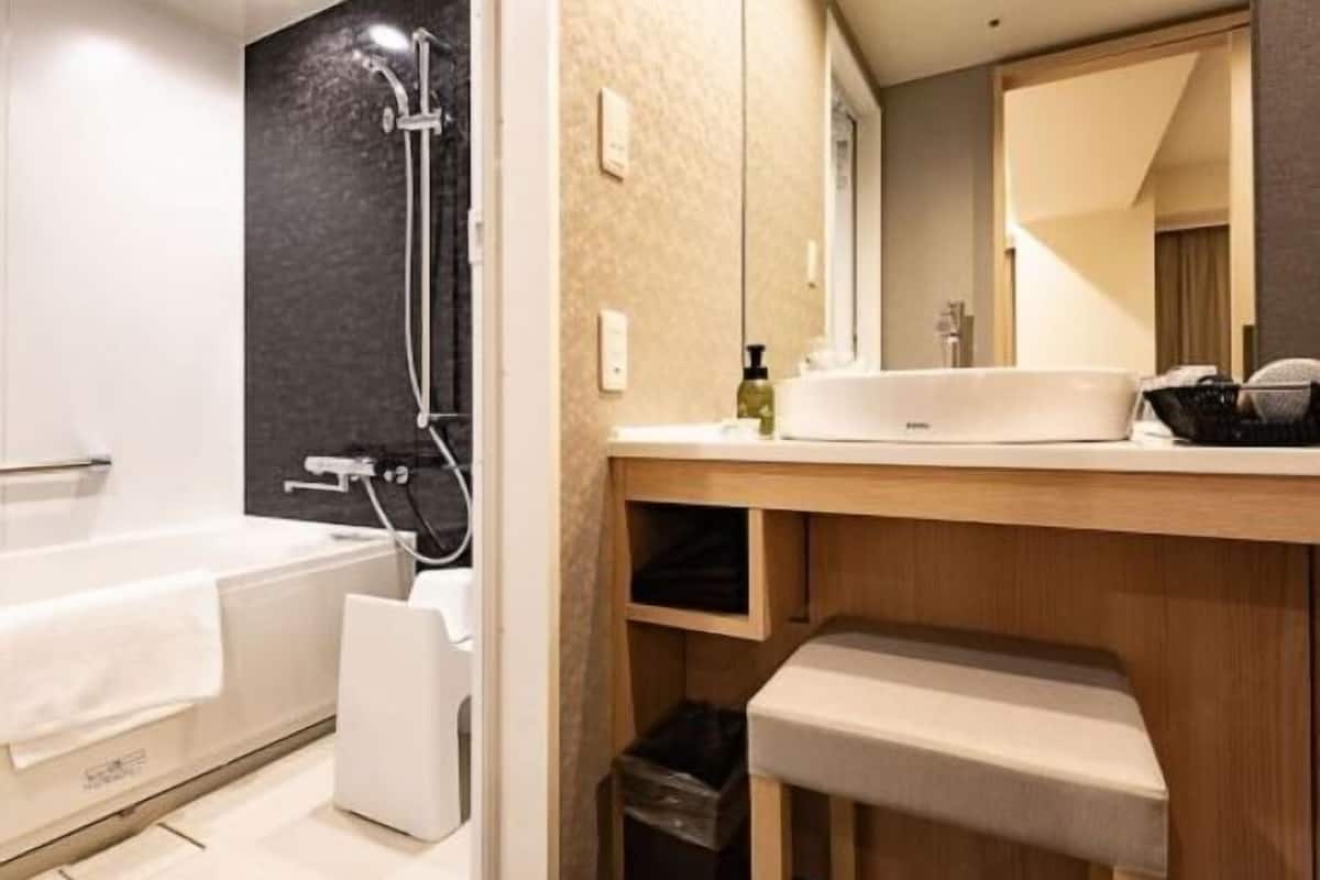 Dusj, toalettartikler (inkludert), hårføner og tøfler