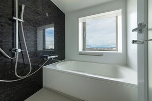 Zweibettzimmer (Vista) | Badezimmer | Dusche, kostenlose Toilettenartikel, Haartrockner, Hausschuhe