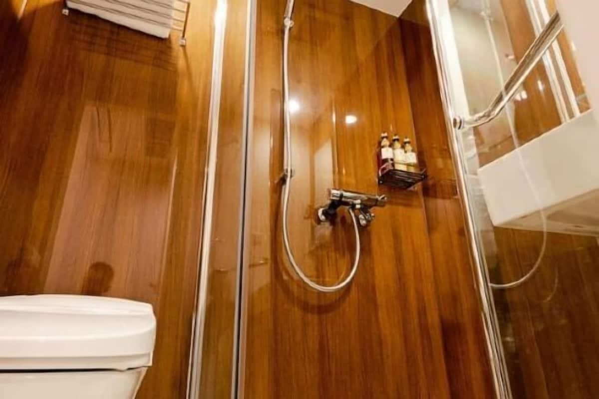 Bad | Dusj, toalettartikler (inkludert), hårføner og tøfler