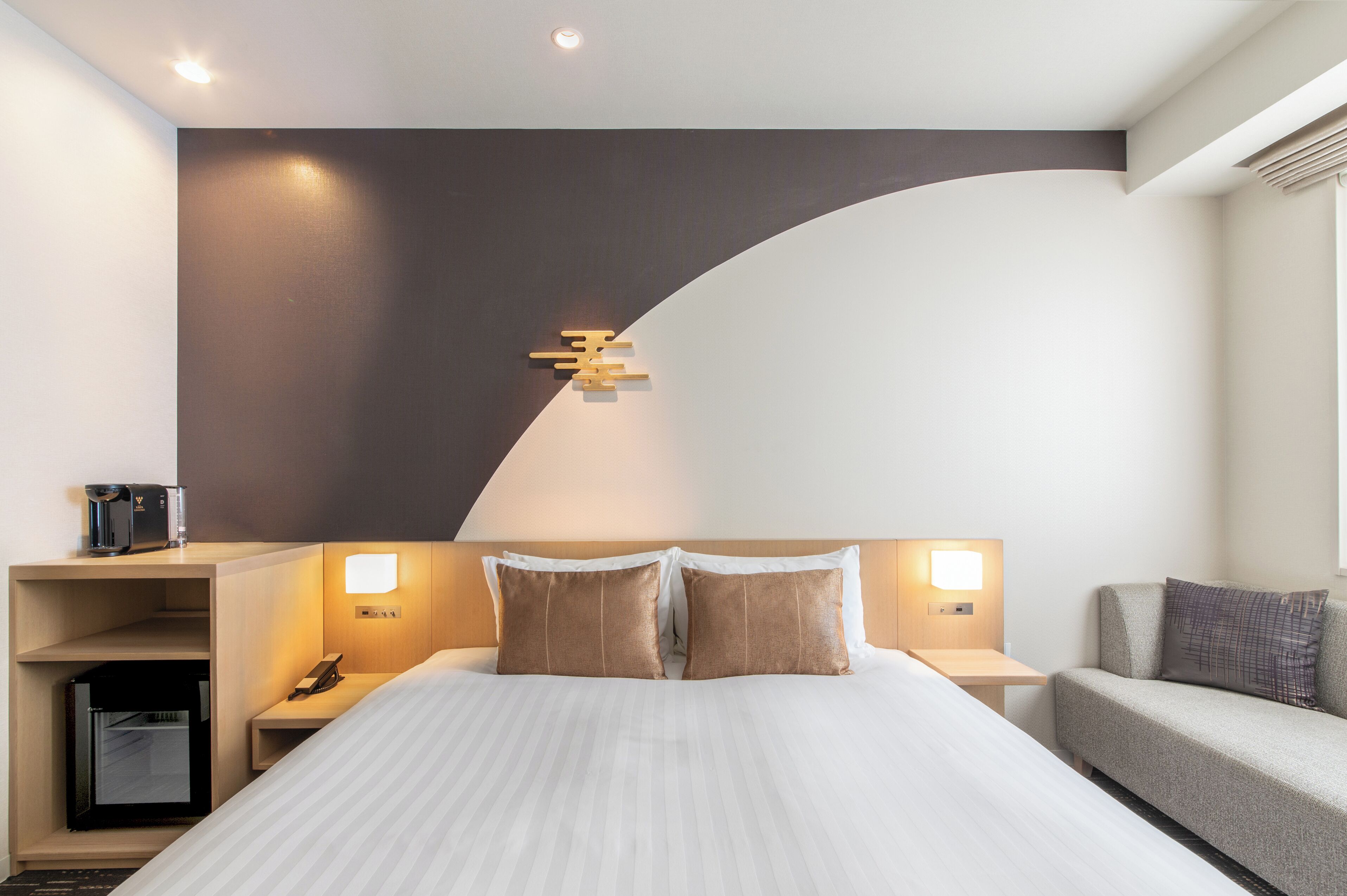 Minibar, caja de seguridad en la habitación y cortinas blackout 