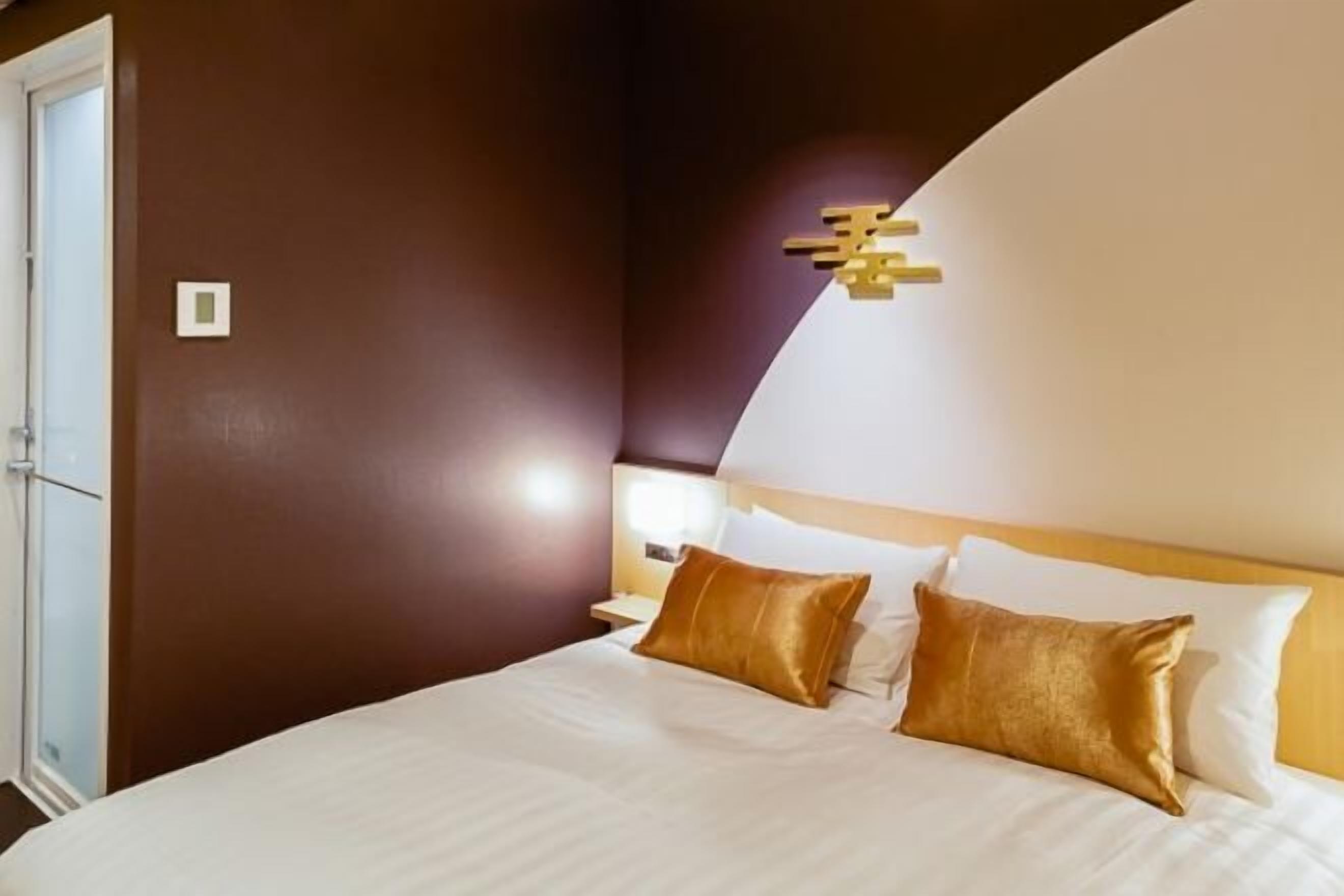 Minibar, safe på rommet, blendingsgardiner og strykejern/-brett