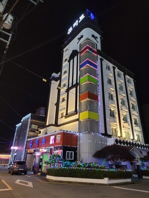 Premium bedding, desk, laptop workspace, free WiFi - Cupid Motel (Jeonju)